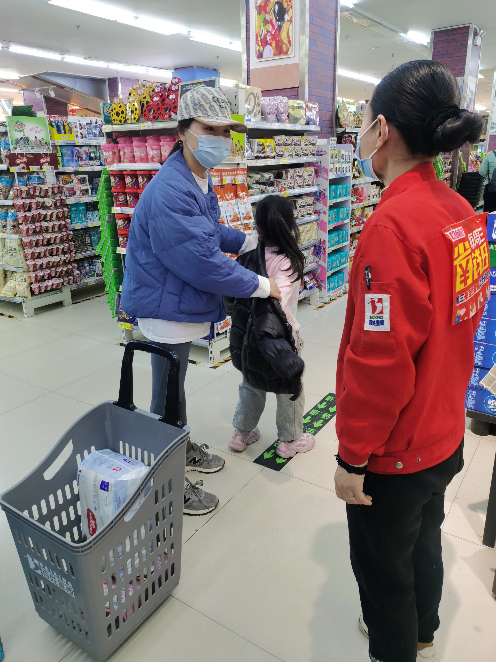 五一店王金凤帮助孩子找妈妈  赢得顾客赞扬