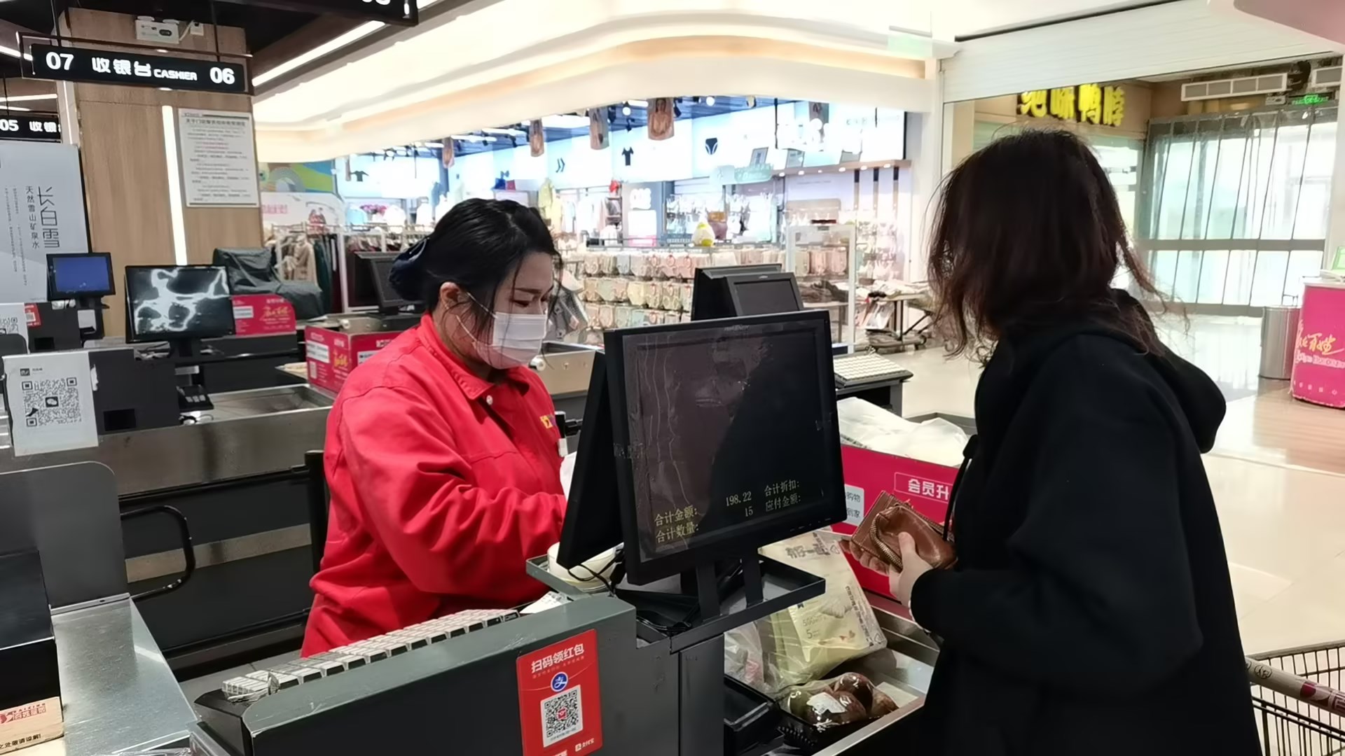 悦龙台店李敬蕊 拾金不昧暖人心